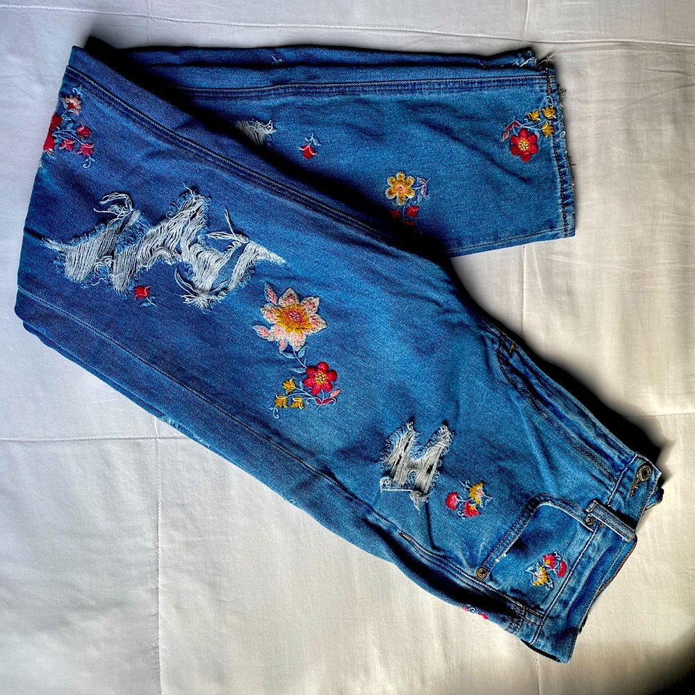 AMERICAN EAGLE JEANS
